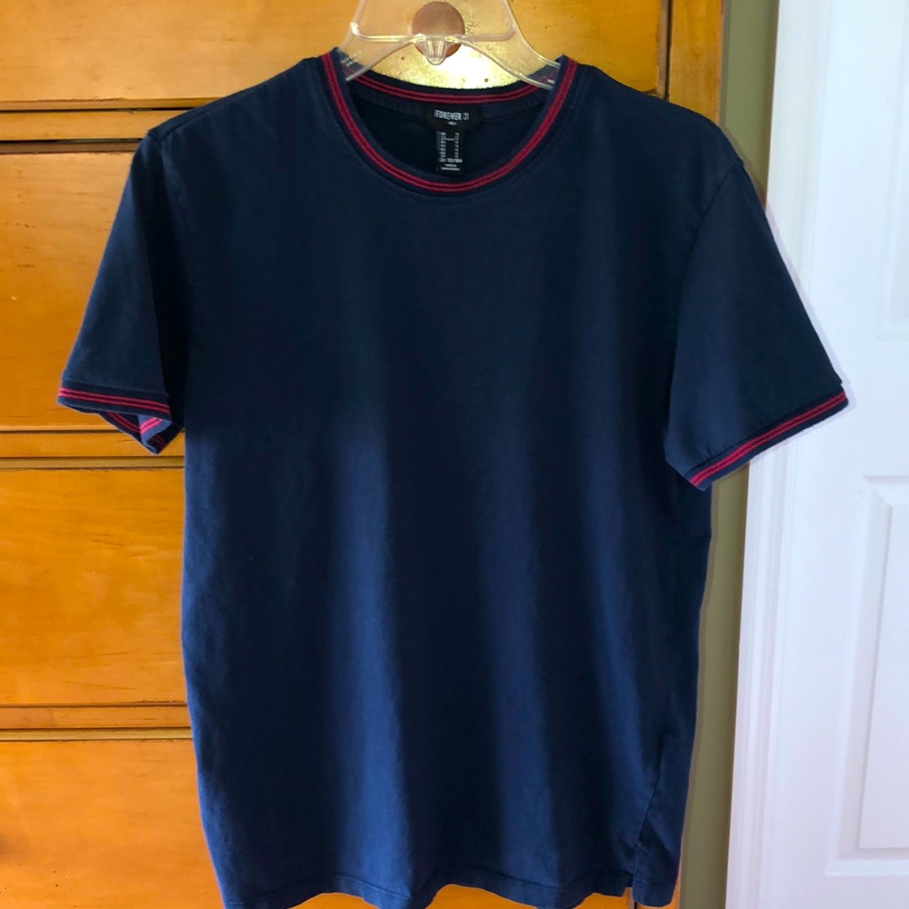 Forever 21 men shirt size small. 100% cotton with ribbed collar and sleeve ends